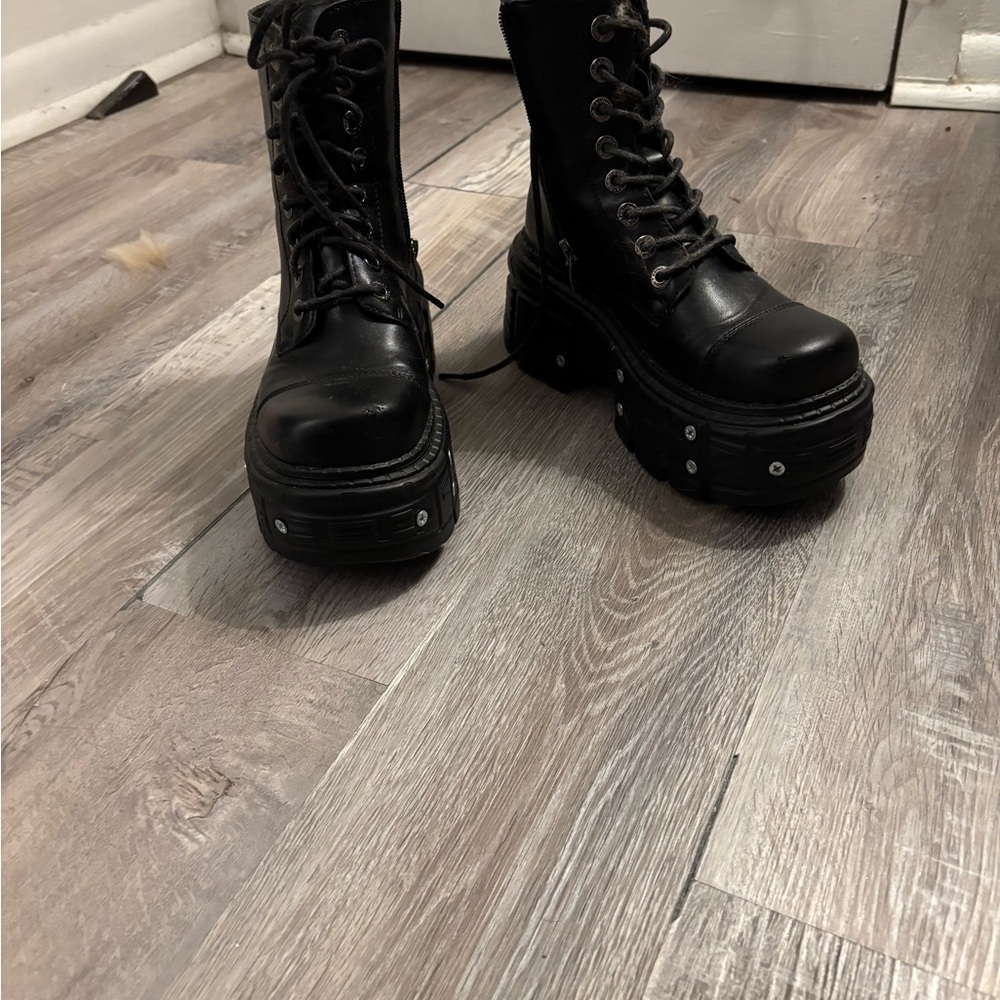 Black Platform Combat Boots - Women's Lace-Up Zipper Boot - Picture 3 of 6